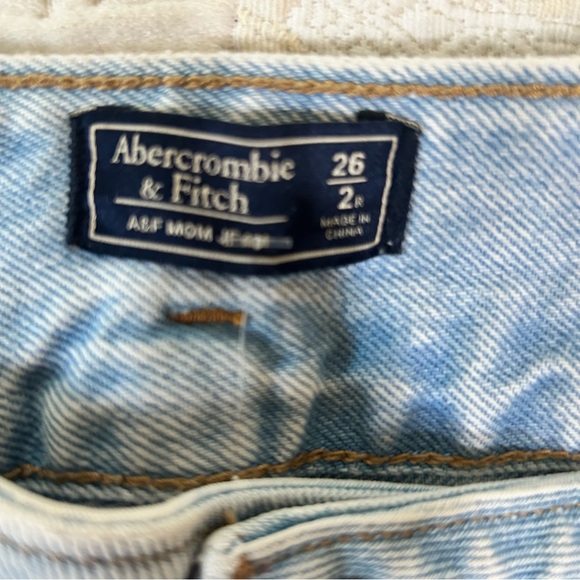 Abercrombie & Fitch Women’s High Rise Mom Jeans. Size 26/ 2R - Picture 9 of 14
